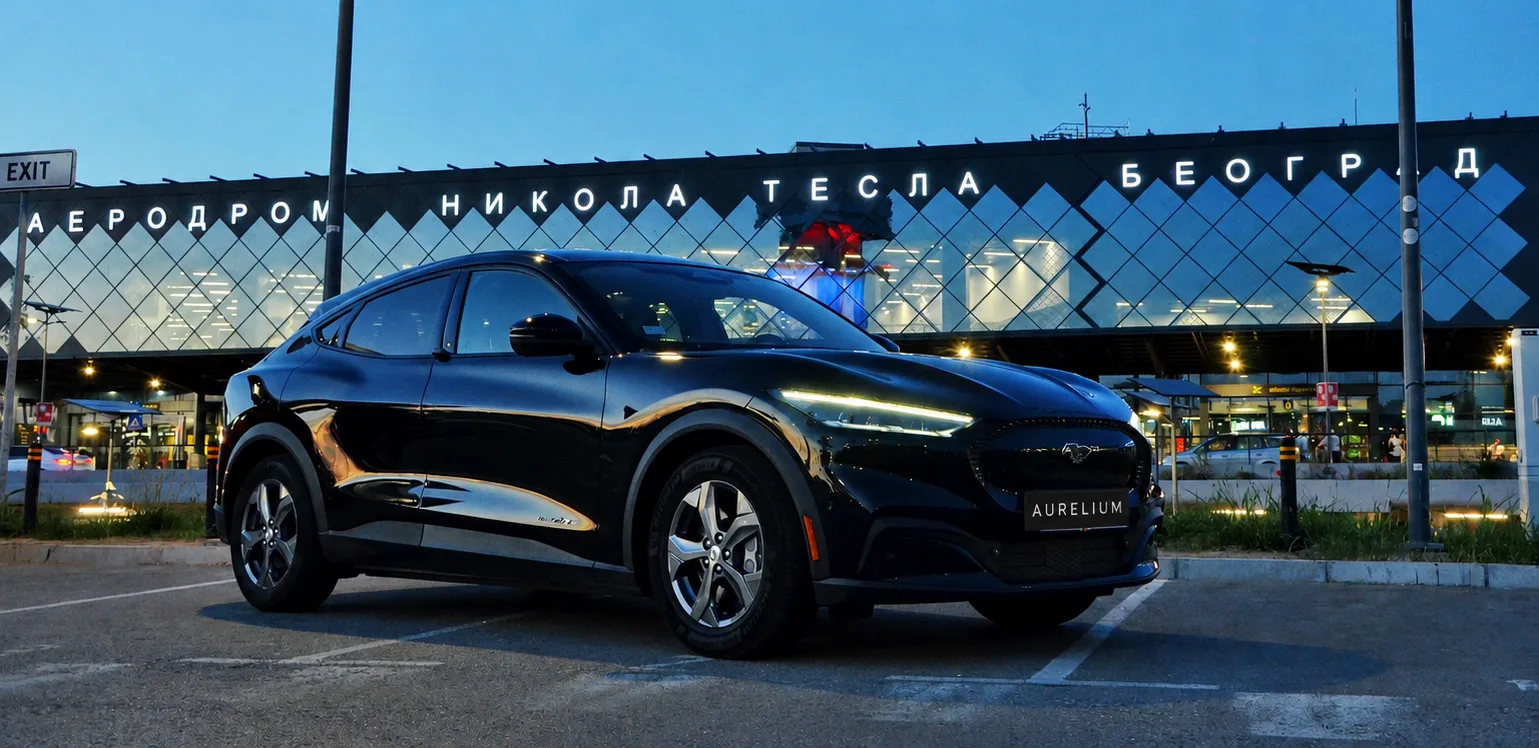 Crni električni Ford Mustang Mach-E sa oznakom Aurelium ispred aerodroma Nikola Tesla u Beogradu